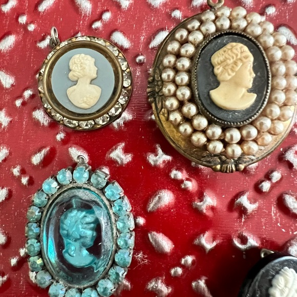 Antique Locket with pictures. 3 locket charms and 3 brooches. - Picture 3 of 10